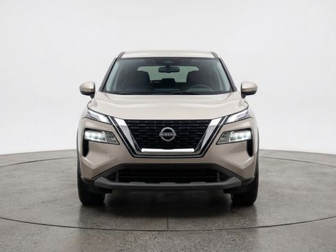 Used 2025 Nissan Rogue SV image 2