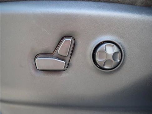 Used 2023 Chrysler Pacifica Touring-L FWD image 13