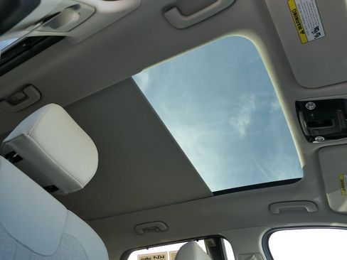 Used 2023 Kia Sorento SX Prestige w/ Panoramic Sunroof Package image 29