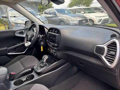 Used 2025 Kia Soul LX w/ LX Technology Package FWD image 10