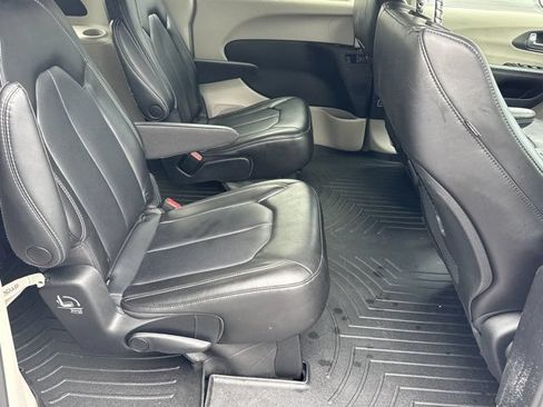 Used 2023 Chrysler Pacifica Touring-L FWD image 13