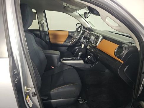Used 2019 Toyota Tacoma SR5 RWD image 3