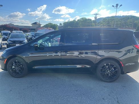 Used 2025 Chrysler Pacifica Limited FWD image 6