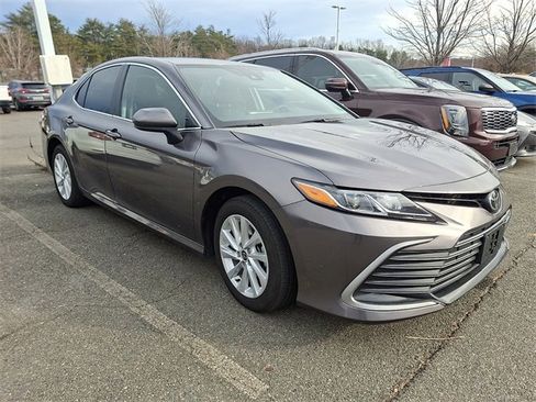 Used 2022 Toyota Camry LE image 3