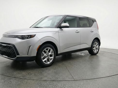 Used 2025 Kia Soul LX w/ LX Technology Package FWD image 3