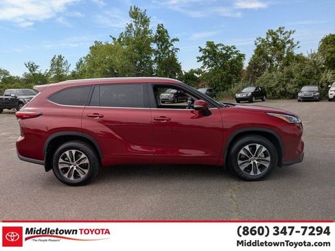Used 2021 Toyota Highlander XLE AWD/4WD image 3