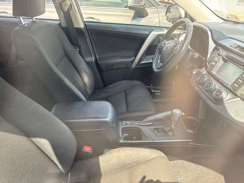 Used 2018 Toyota RAV4 LE FWD image 6