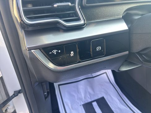 Certified 2025 Kia Sportage EX image 8