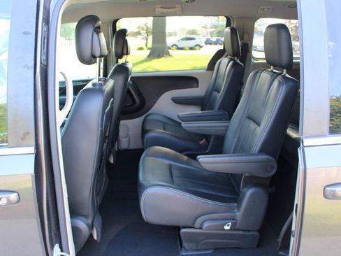 Used 2016 Chrysler Town & Country Touring FWD image 28