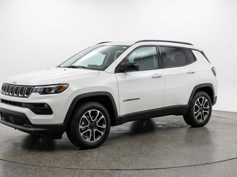 Used 2025 Jeep Compass Trailhawk AWD/4WD image 3