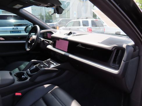 Used 2024 Porsche Cayenne Coupe image 19