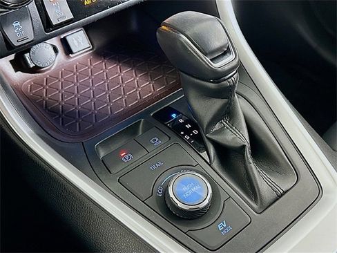Used 2019 Toyota RAV4 Limited image 19