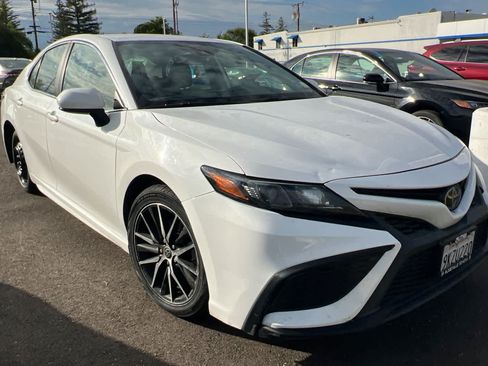 Certified 2021 Toyota Camry SE FWD image 3
