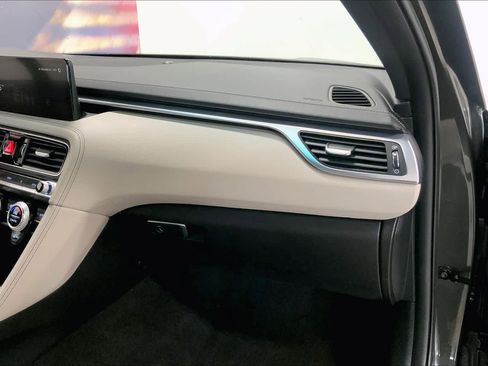 Used 2023 Genesis G70 2.0T w/ Sport Prestige Package image 21