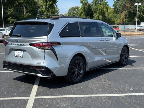 Certified 2021 Toyota Sienna XSE image 3