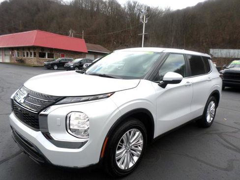 Used 2022 Mitsubishi Outlander ES image 3