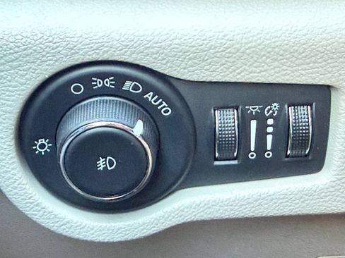 Used 2023 Chrysler Pacifica Touring-L FWD image 36