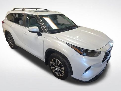 Used 2023 Toyota Highlander XLE AWD/4WD image 3