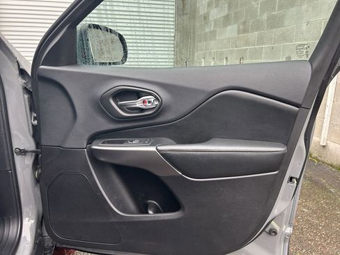 Used 2020 Jeep Cherokee Limited image 25