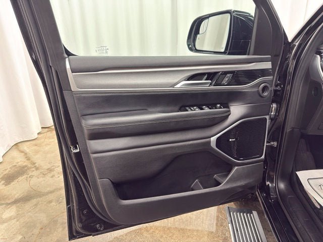 Used 2025 Jeep Wagoneer L Series III w/ Premium Group I AWD/4WD image 16