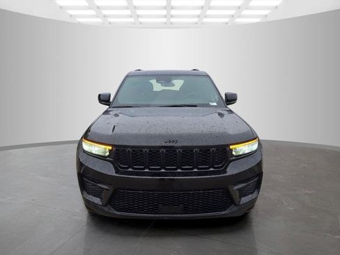 Used 2025 Jeep Grand Cherokee Altitude AWD/4WD image 3