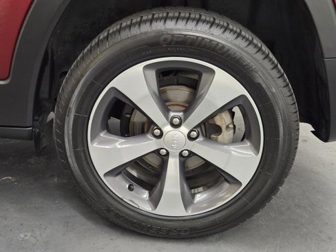 Used 2019 Jeep Cherokee Limited image 5