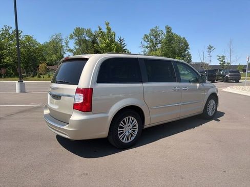 Used 2013 Chrysler Town & Country Touring-L w/ Driver Convenience Group FWD image 5