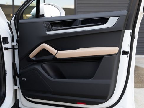 Certified 2025 Porsche Cayenne Coupe image 34