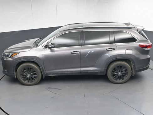 Used 2019 Toyota Highlander SE w/ Carpet Mat Package (TMS) image 38