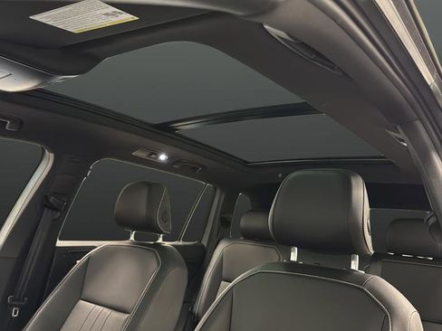 Used 2022 Volkswagen Tiguan SE R-Line image 12