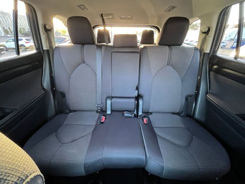 Used 2025 Toyota Highlander LE image 39