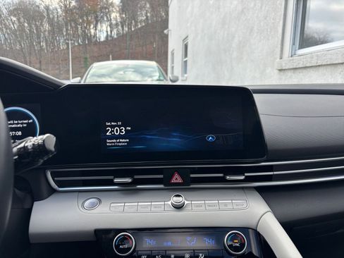 Used 2025 Hyundai Elantra Limited image 18