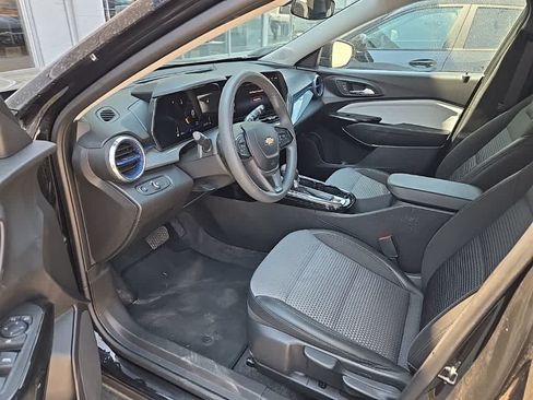 Used 2025 Chevrolet Trax LT FWD image 8