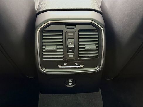 Certified 2025 Porsche Macan AWD/4WD image 29