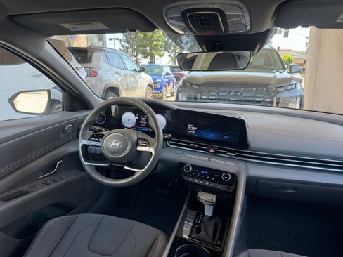 Used 2025 Hyundai Elantra SEL FWD image 36