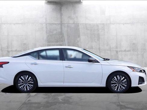 Used 2025 Nissan Altima 2.5 SV FWD image 5