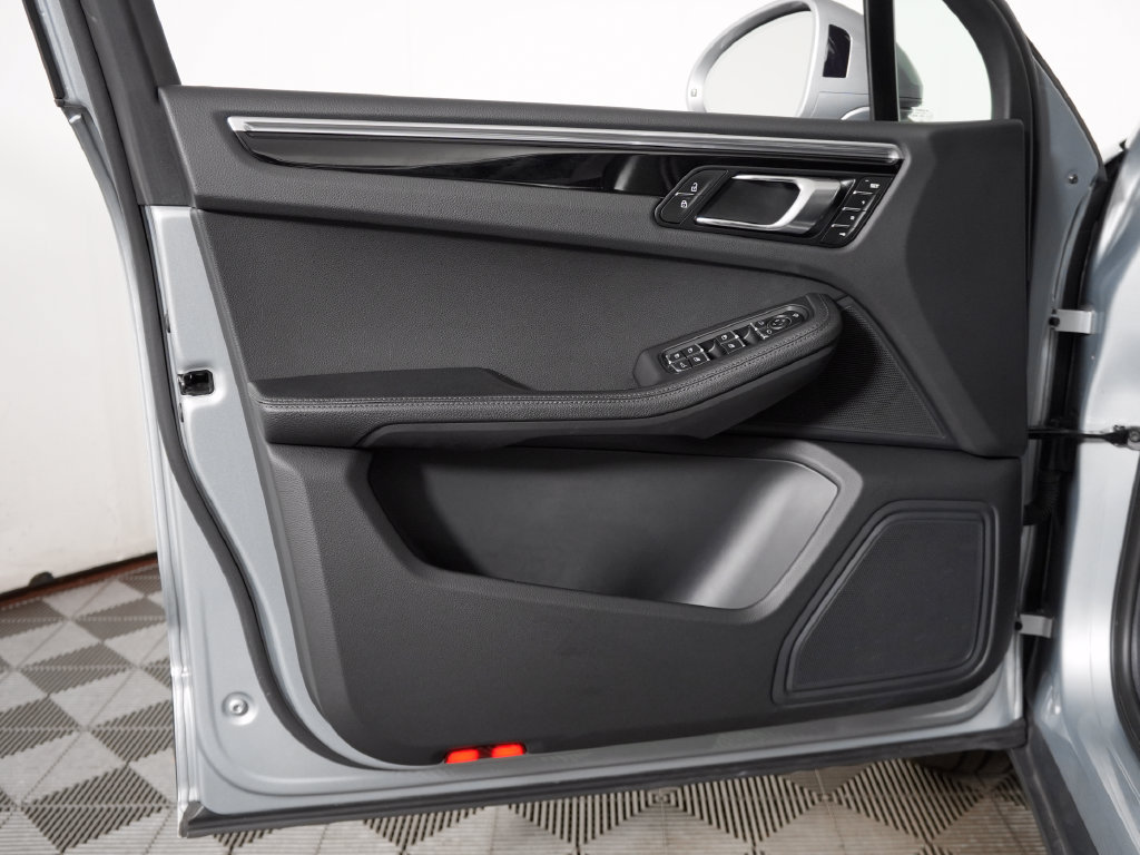 Certified 2023 Porsche Macan Turbo AWD/4WD image 18
