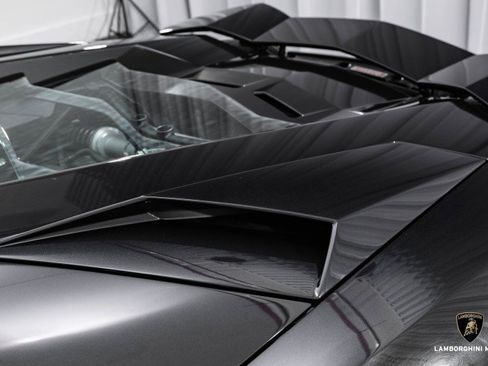 Used 2018 Lamborghini Aventador S image 19