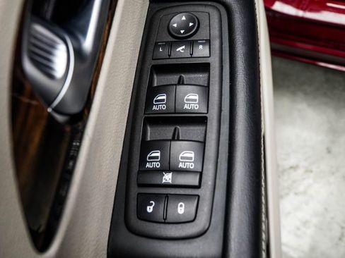 Used 2023 Chrysler Pacifica Limited FWD image 33