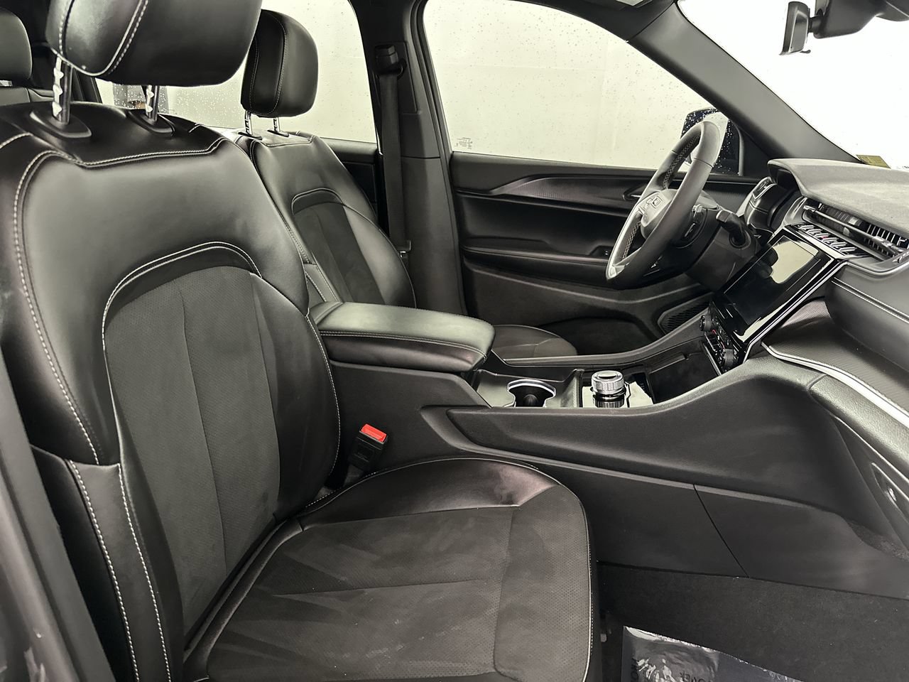 Used 2025 Jeep Grand Cherokee L Altitude RWD image 21