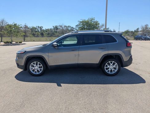 Used 2018 Jeep Cherokee Latitude Plus w/ Comfort/Convenience Group FWD image 8