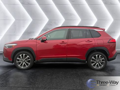 Used 2022 Toyota Corolla Cross XLE w/ Convenience Package image 2