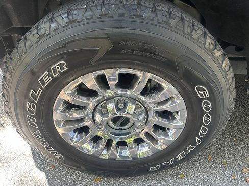Used 2021 Ford F250 XLT w/ XLT Premium Package AWD/4WD image 18