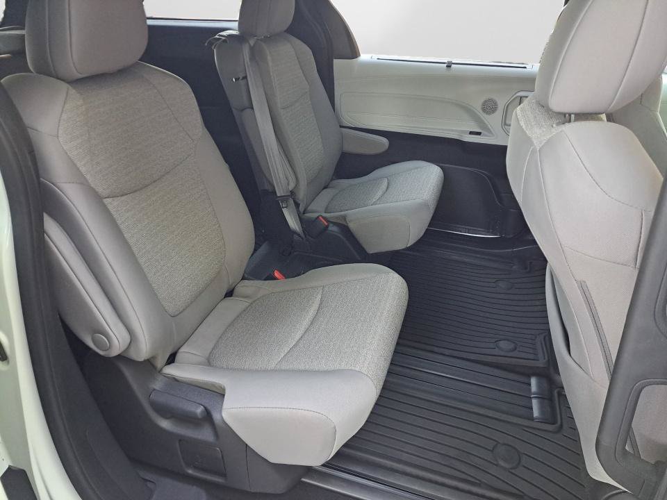 Used 2025 Toyota Sienna LE AWD/4WD image 17