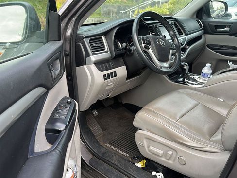 Used 2016 Toyota Highlander XLE AWD/4WD image 5