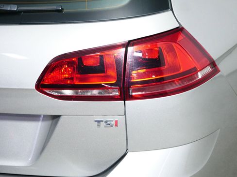 Used 2017 Volkswagen Golf SEL image 17