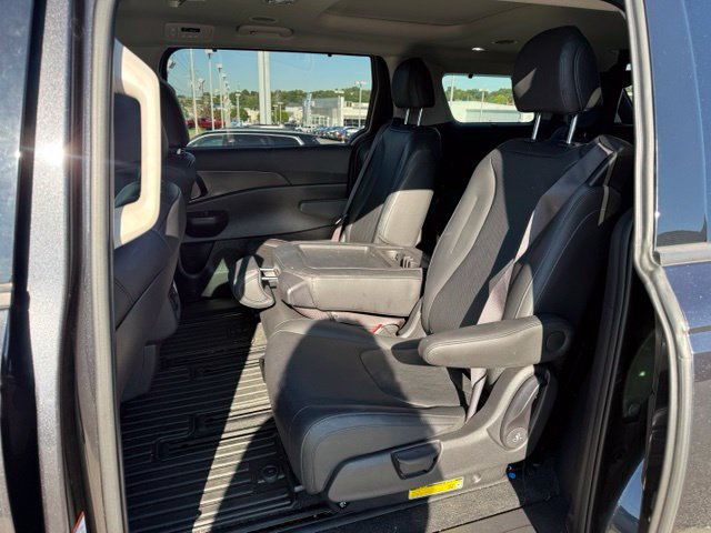 Used 2025 Kia Carnival SX w/ SX Dark Edition Package FWD image 10