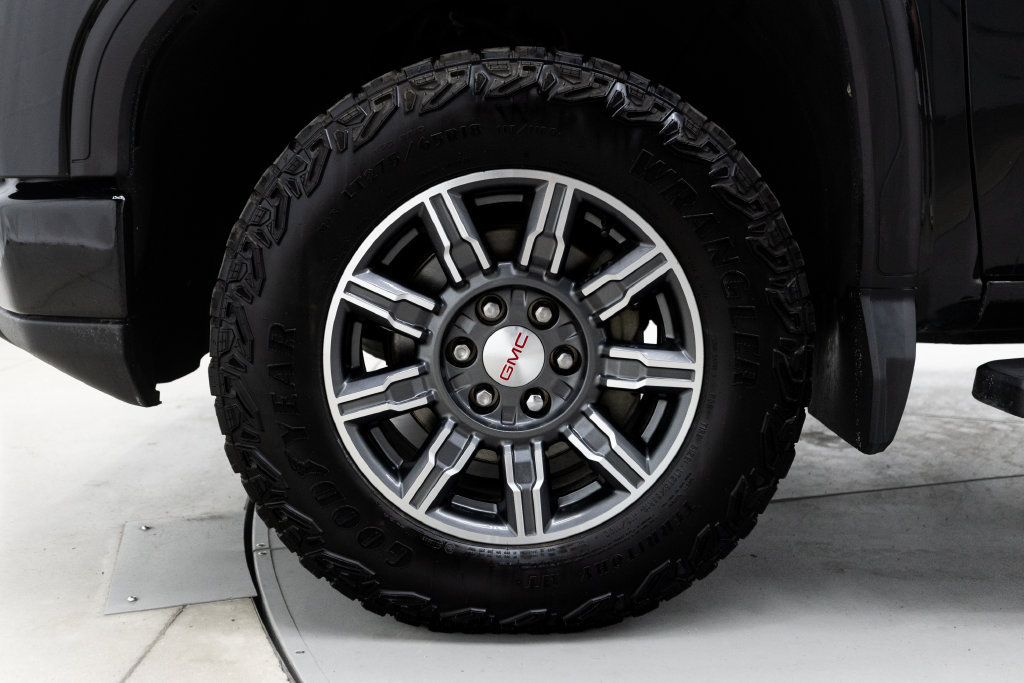 Used 2024 GMC Sierra 1500 AT4 w/ Technology Package AWD/4WD image 14