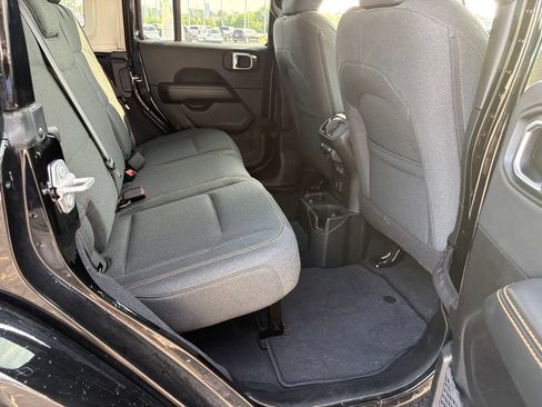 Used 2025 Jeep Wrangler Unlimited Sahara AWD/4WD image 12