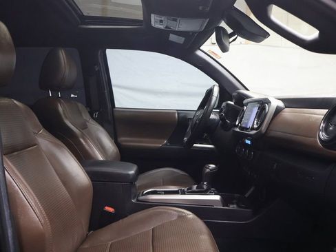 Used 2022 Toyota Tacoma Limited image 9